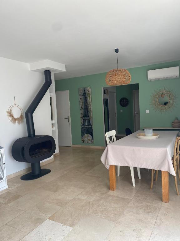 un salon avec une table et une cheminée dans l'établissement Home, à Pélissanne