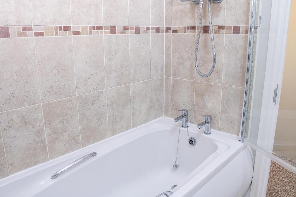 Stylish 2 Bedroom Property 7