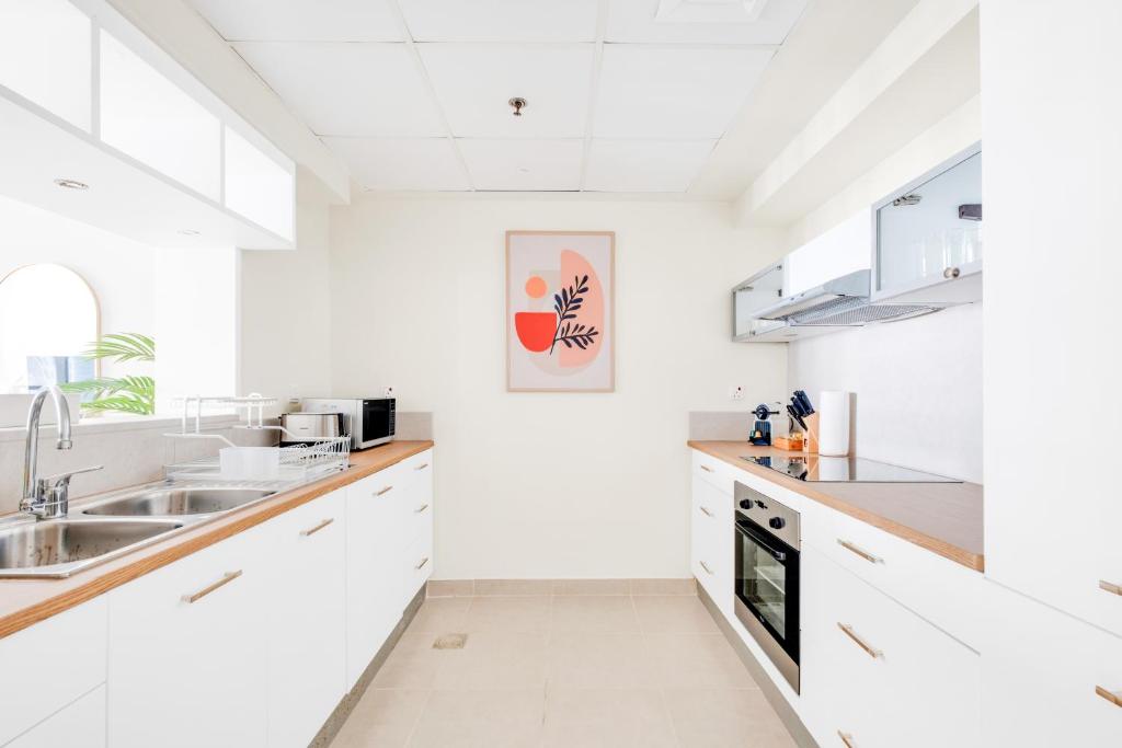 Dubai Marina Promenade 1BR Apartment with Pool near JBR - Resim 37