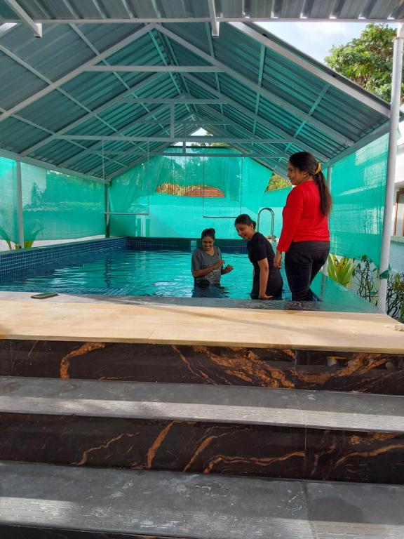 Ospiti di Johnson's Homestay With Pool & Ecohouseboat near town beach