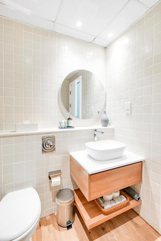 Dubai Marina Promenade 1BR Apartment with Pool near JBR - Resim 33