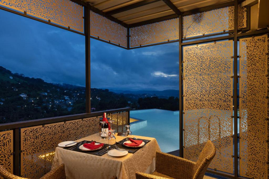 Bazén v ubytování Skyloft Kandy by Aaradhya nebo v jeho okolí