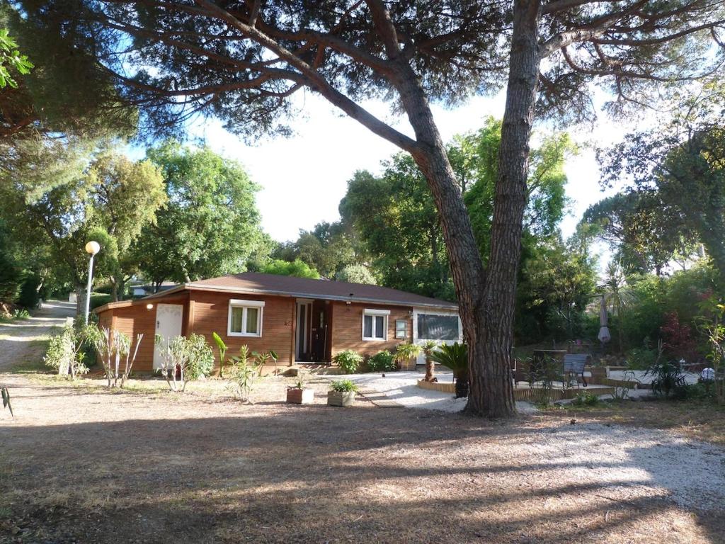 Zahrada ubytování Chalet plein de charme au calme près de st tropez