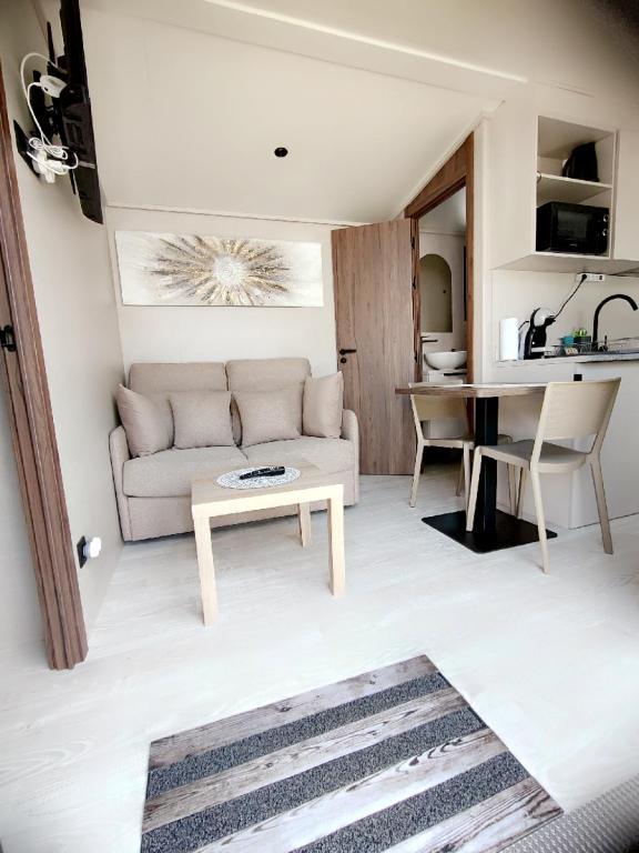 un salon avec un canapé et une table dans l'établissement Petit cocon Douillet, à Fos-sur-Mer