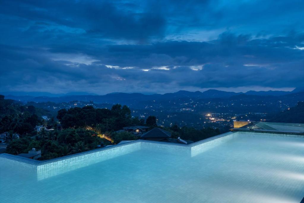 Bazén v ubytování Skyloft Kandy by Aaradhya nebo v jeho okolí