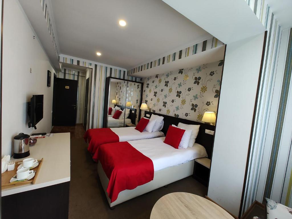 Postel nebo postele na pokoji v ubytování East Gate Boutique Hotel
