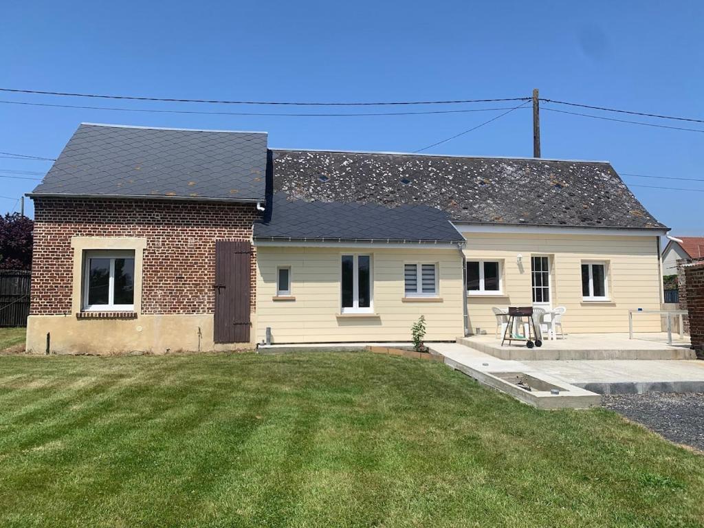 a small house with a lawn in front of it at La longère de Paul et Suzanne in Pendé
