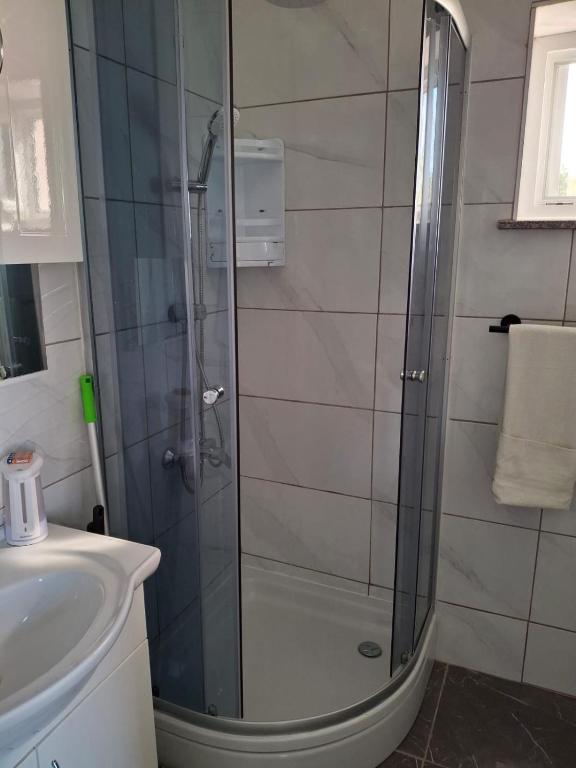 łazienka z prysznicem i umywalką w obiekcie Apartmani Mirela w Krku