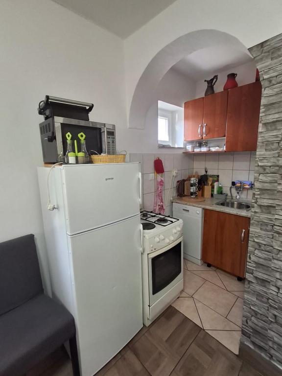 Kuchnia lub aneks kuchenny w obiekcie Apartmani Mirela