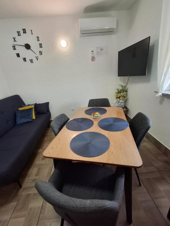 Telewizja i/lub zestaw kina domowego w obiekcie Apartmani Mirela