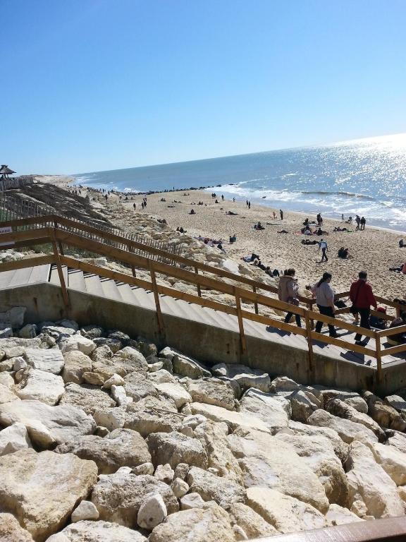 un groupe de personnes marchant sur la plage dans l'établissement Jolie logement 4pers Lacanau océan, à Lacanau