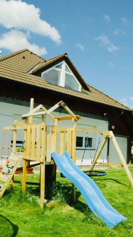 Herní místnost nebo prostor pro děti v ubytování Entire 2nd floor of Villa with 3bedroom with large garden,BBQ,pool,sauna,free parking