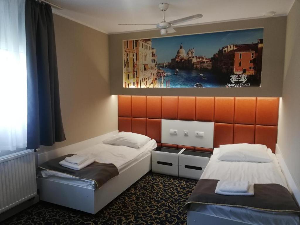 Postel nebo postele na pokoji v ubytování Hotel Venecia Palace