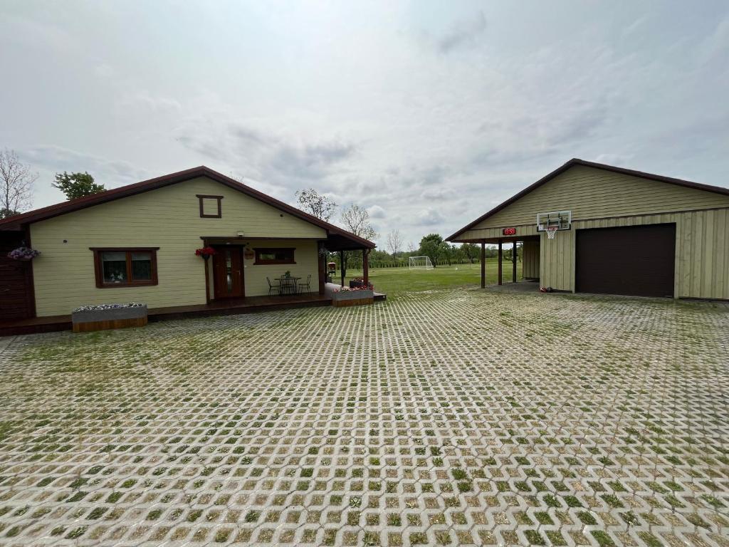 zwei Gebäude mit einem Basketballkorb auf einem Feld in der Unterkunft Õuna in Ansi