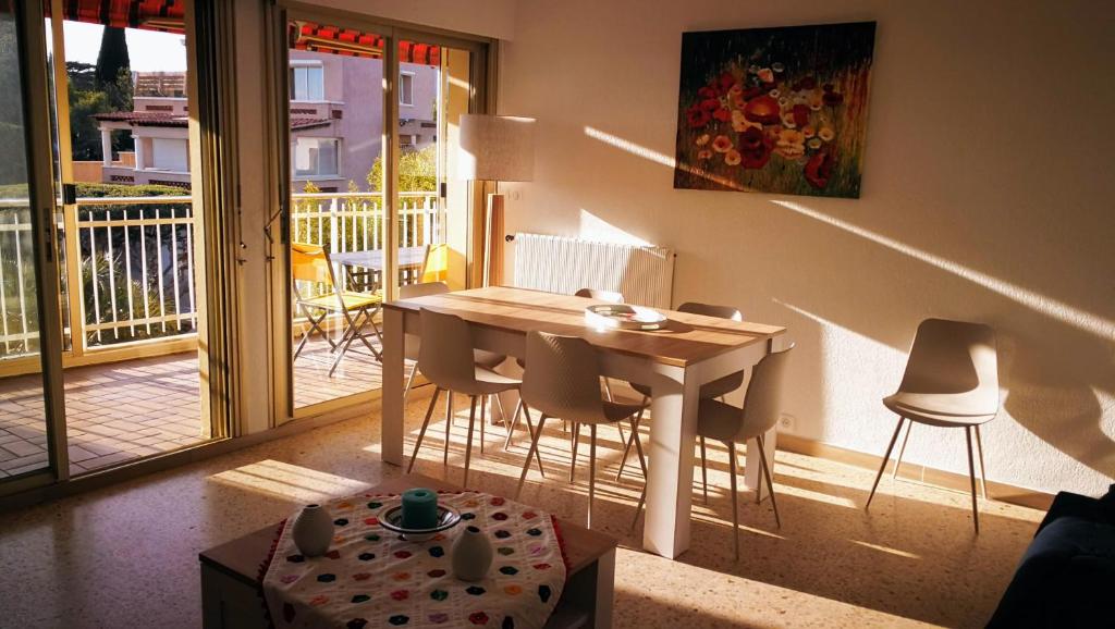 Cette chambre dispose d'un balcon avec une table et des chaises. dans l'établissement 54m2, clim, T2, centre BANDOL, terrasse, TOUT A PIED, à Bandol