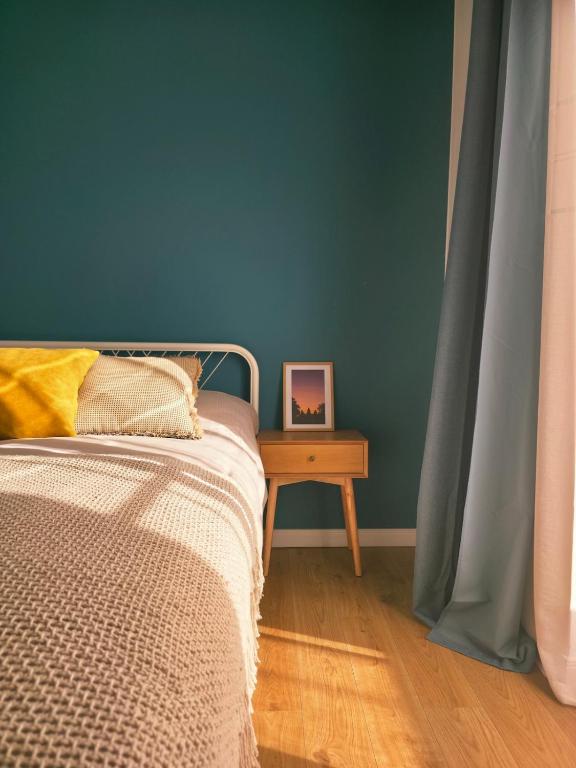 Giường trong phòng chung tại Cozy and colorful apartment in Plovdiv Center