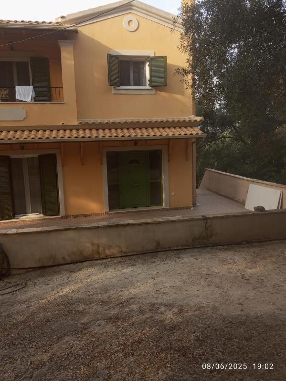 Το κτήριο όπου στεγάζεται  η παραθεριστική κατοικία