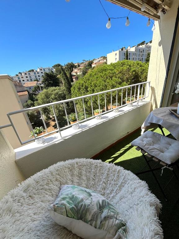 - un balcon avec un lit au-dessus d'un bâtiment dans l'établissement Joli cocon vue mer au cœur de La Ciotat, à La Ciotat