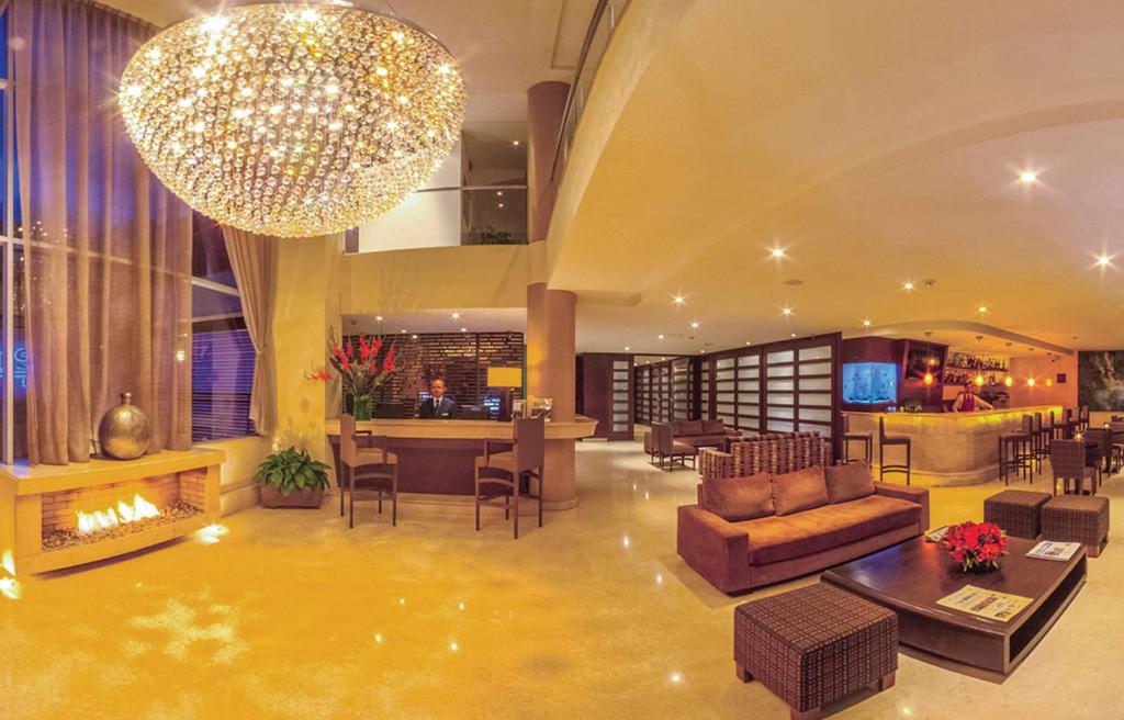 um átrio com um grande lustre e uma sala de estar em Blue Suites Hotel em Bogotá