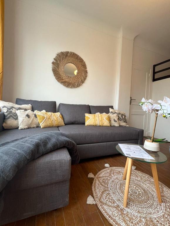 un salon avec un canapé et un miroir dans l'établissement PARIS-MONTROUGE Magnifique Studio Appartement de 35m2 - très cosy pour 1 à 6 personnes refait à neuf - ENTIRE APARTMENT LUXIRIOUS AND WARM - Montrouge Paris 14ème - Proche Aéroport Orly & Parc Expositions Porte de Versailles FREE WIFI GRATUIT, à Montrouge