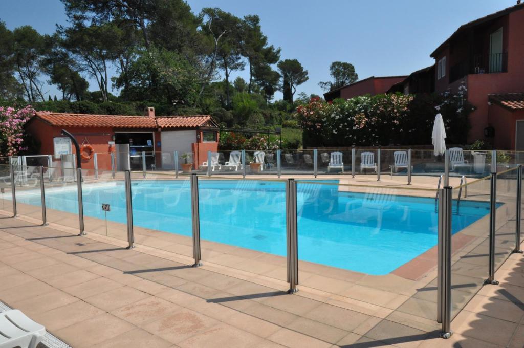 a swimming pool with a fence around it at Studio Albatros en RDJ avec Terrasse, Parking privé, Piscine, proche Golf St Donat in Mouans-Sartoux
