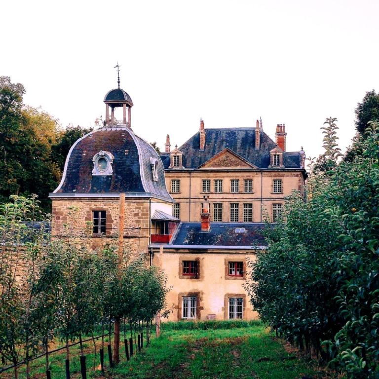 Un ancien bâtiment avec une tour en haut dans l'établissement Château de Crépol, 