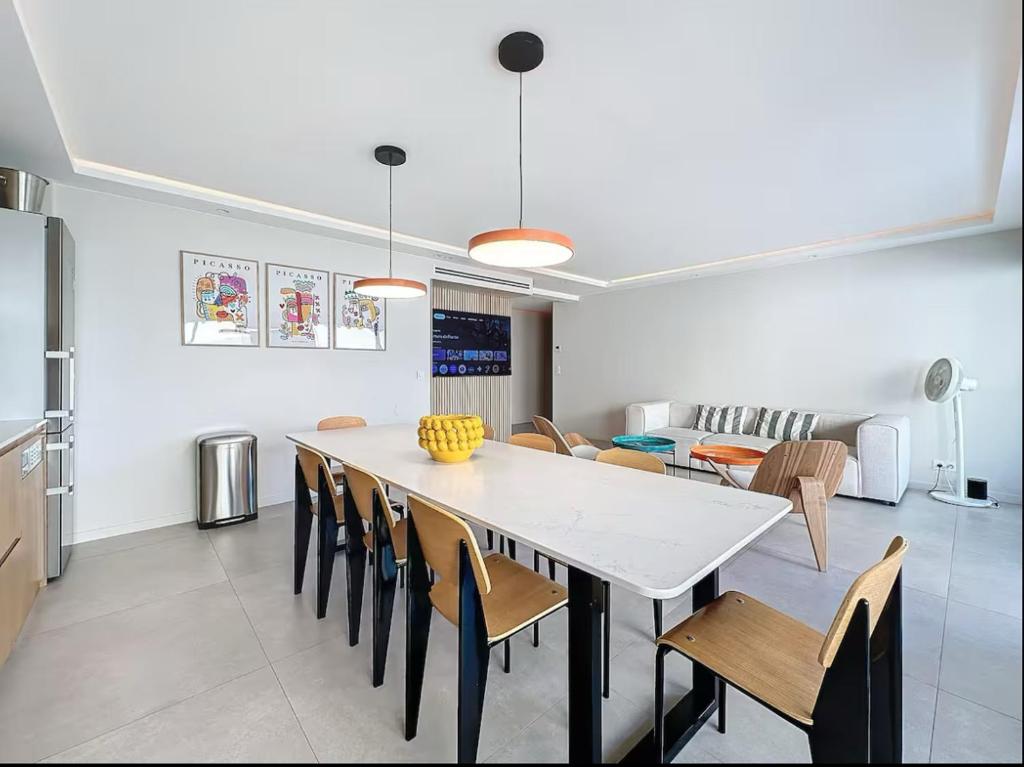 une cuisine et une salle à manger avec une table et des chaises dans l'établissement Le Royal Croisette, à Cannes