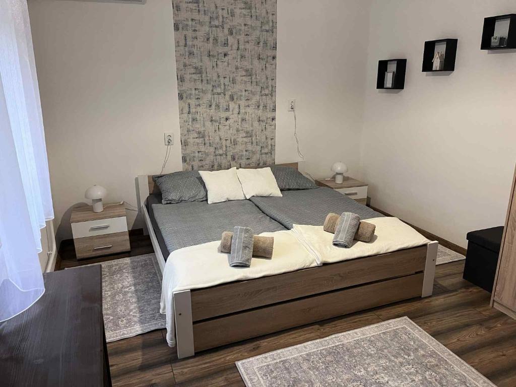 Postel nebo postele na pokoji v ubytování Vida Apartman