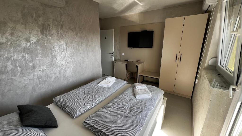Postel nebo postele na pokoji v ubytování Apartmani Mamić