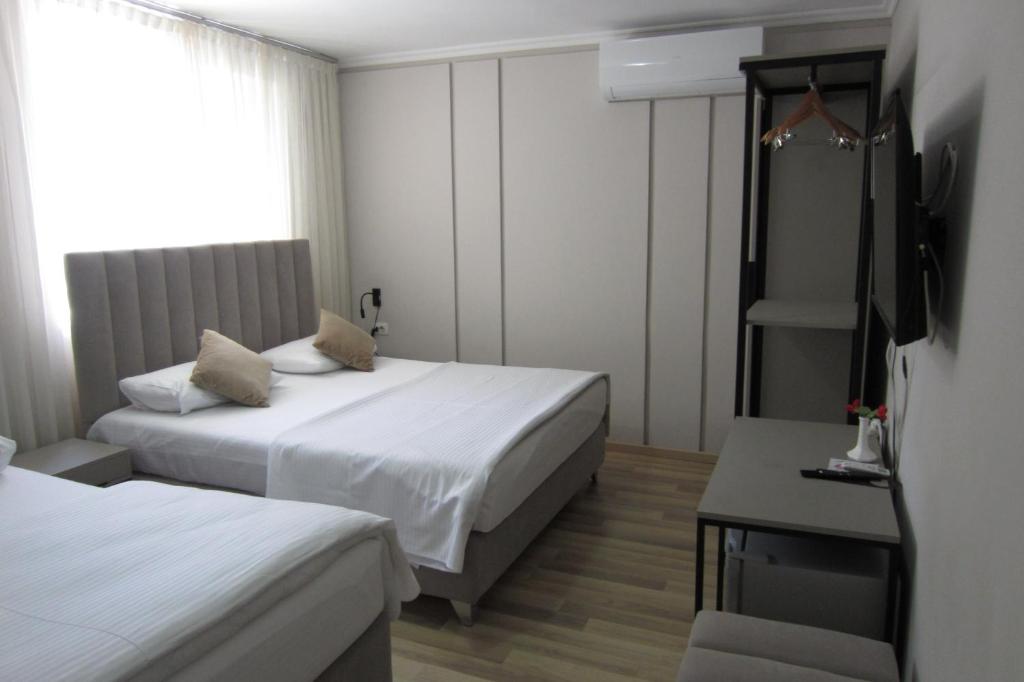 Postel nebo postele na pokoji v ubytování Freddy's Hotel