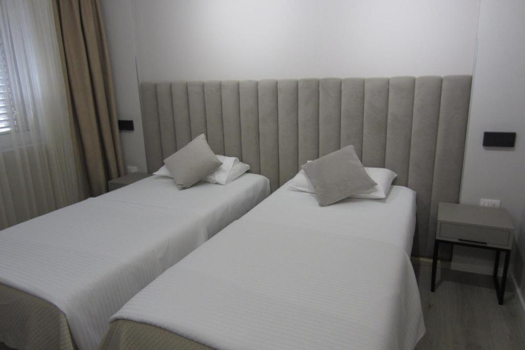 Postel nebo postele na pokoji v ubytování Freddy's Hotel
