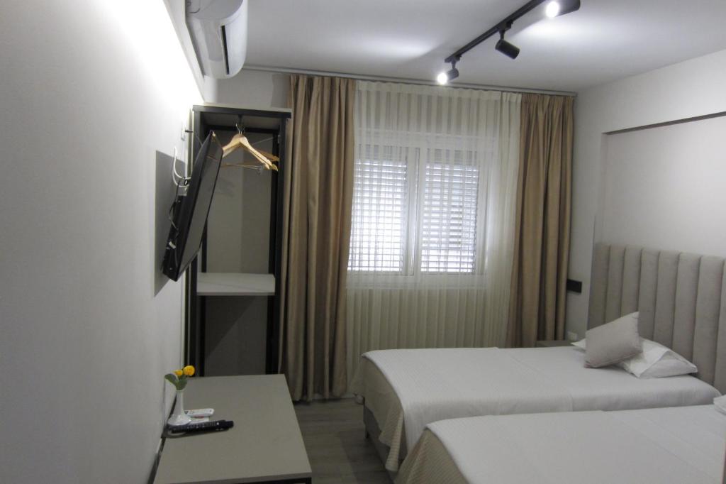 Postel nebo postele na pokoji v ubytování Freddy's Hotel