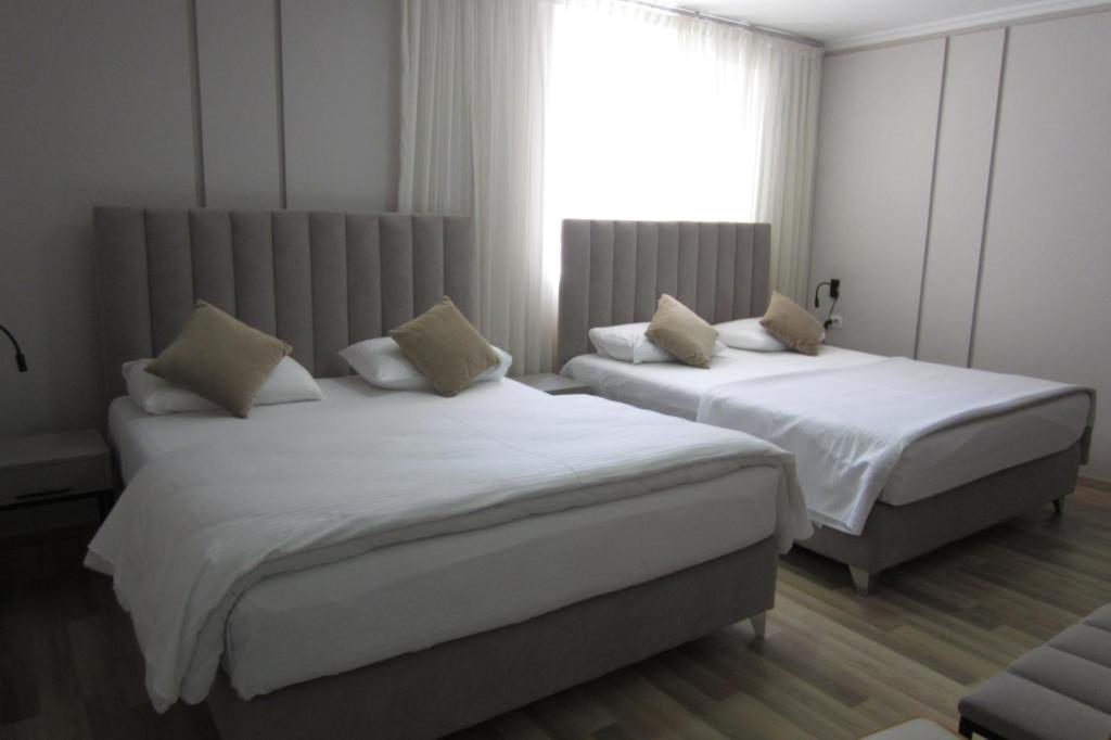 Postel nebo postele na pokoji v ubytování Freddy's Hotel