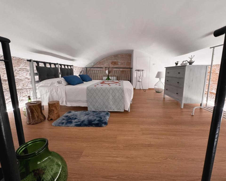 een slaapkamer met een groot bed met blauwe kussens bij BELOVED corato in Corato