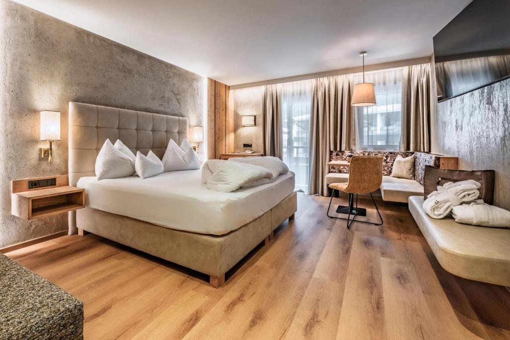 Postel nebo postele na pokoji v ubytování Hotel Berghof Mayrhofen GmbH