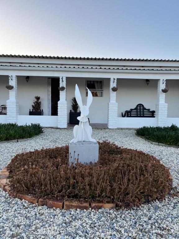 una estatua de un conejo delante de un edificio en Die Wit Haas, en Nieuwoudtville
