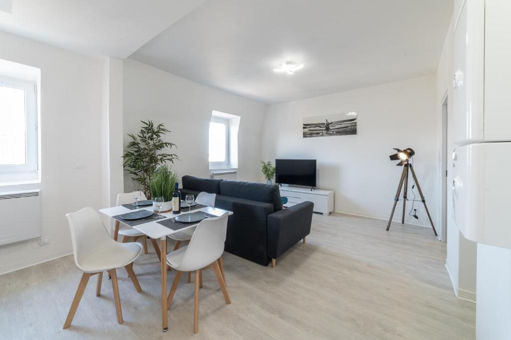 un salon avec une table et un canapé dans l'établissement Le Sweet Duplex, à Mulhouse