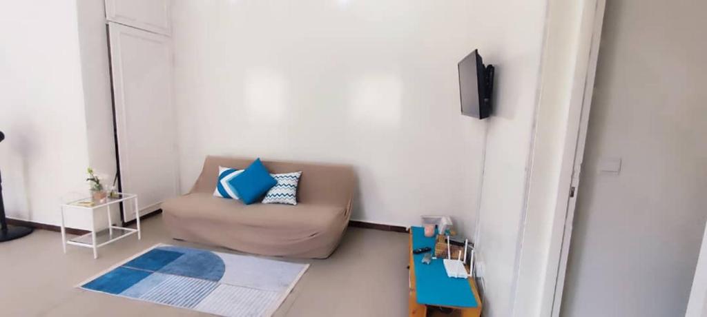 a living room with a couch and a table at Coeur urbain in Dakar
