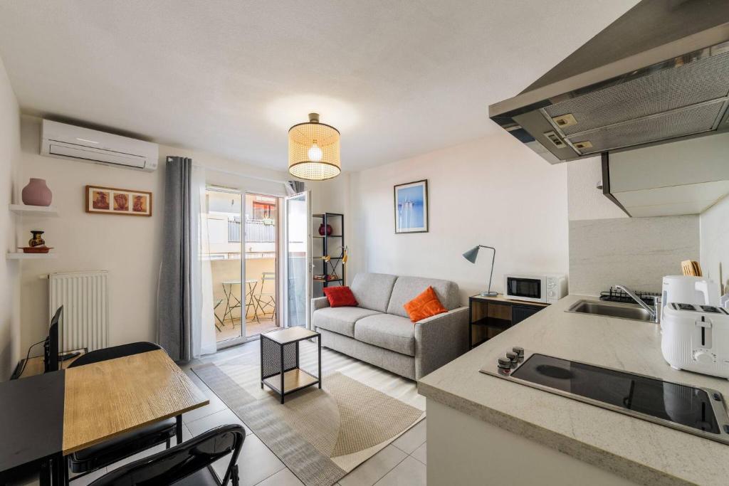 une cuisine et un salon avec un canapé dans l'établissement Studio au port de nice, à Nice