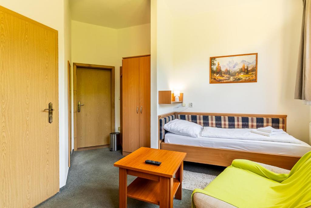 Postel nebo postele na pokoji v ubytování Garni Hotel Gavurky