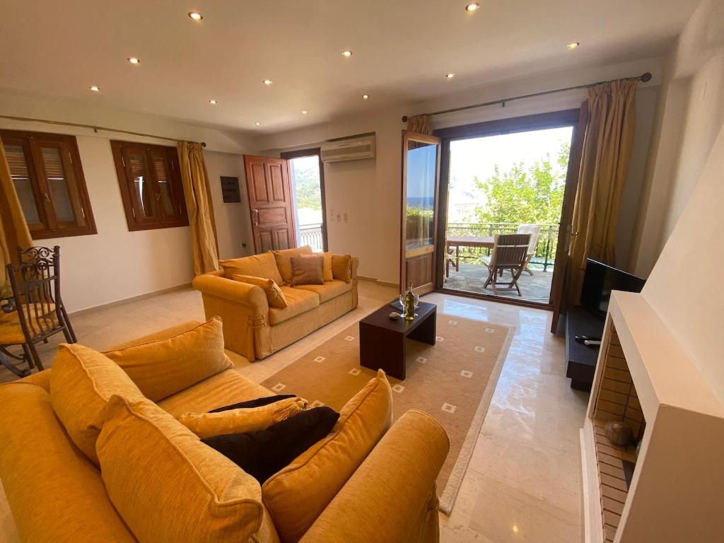 Χώρος καθιστικού στο Stunning 2 bedroom home with panoramic views