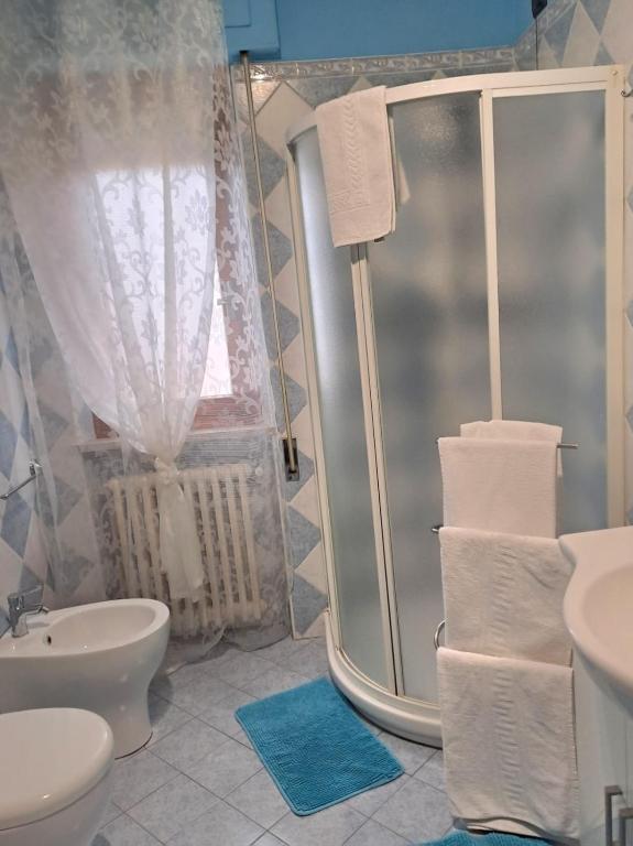łazienka z prysznicem, toaletą i umywalką w obiekcie Da Laura w Lukce