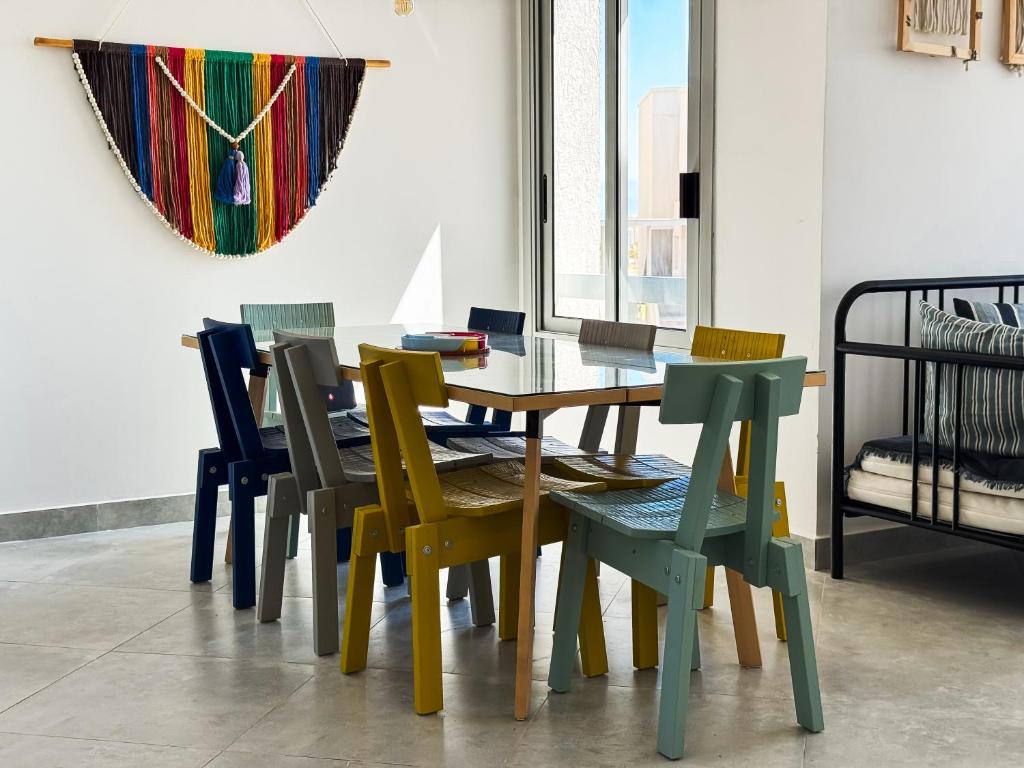 En eller flere senge i et værelse på 2BR Chalet with Direct Pool Access Ein Bay