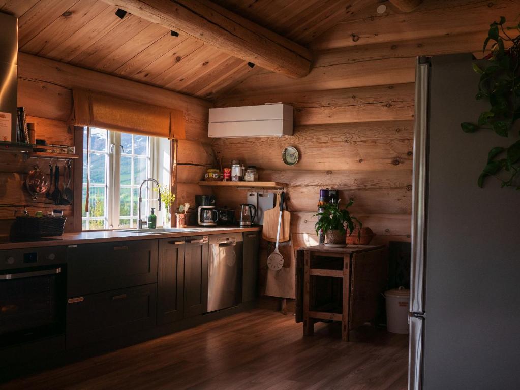 Kuchyň nebo kuchyňský kout v ubytování Nordmjøen Hostel