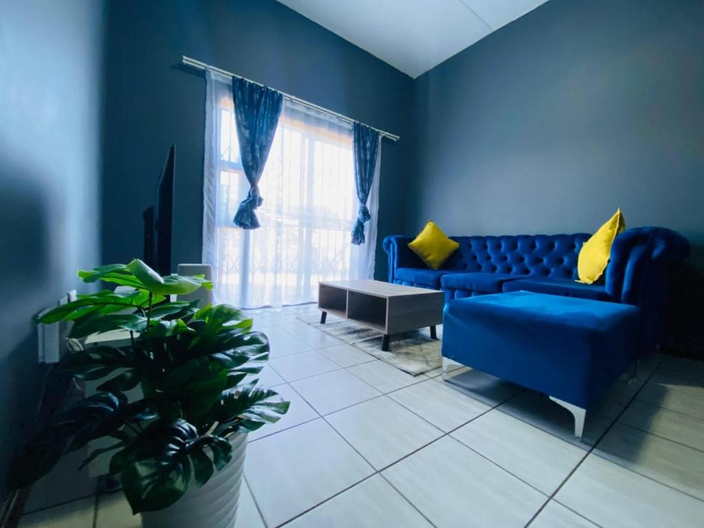 Ruang duduk di A spacious 1bedroom apartment in the heart of Kempton Park
