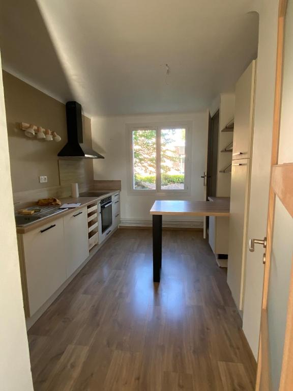 - une cuisine avec une table au milieu d'une pièce dans l'établissement Appartement proche gare centre et centre ville, à Avignon