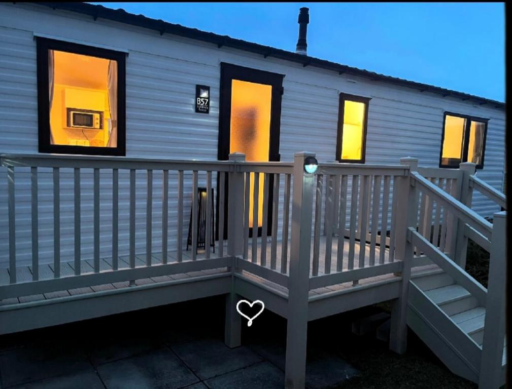 Kinmel BayにあるSundaes caravan rentalの小さな家(ポーチ付)