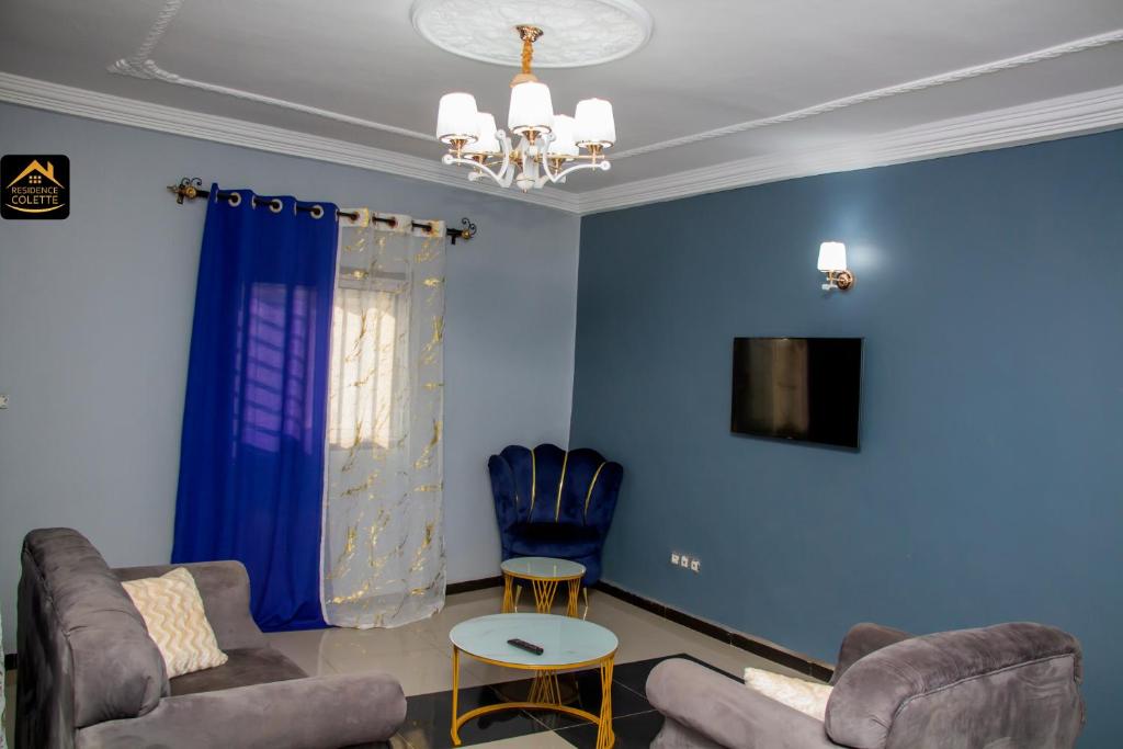 Χώρος καθιστικού στο Chambre privée dans appart à Bafoussam Diengdam proche agence BlueBird