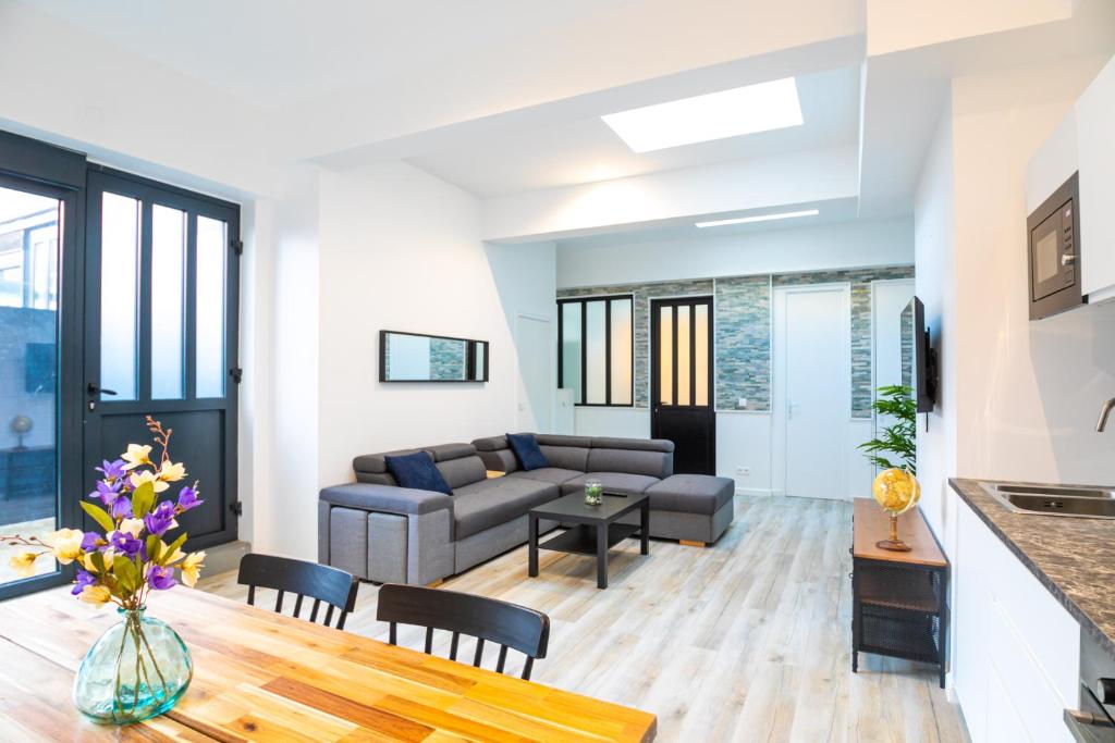 un salon avec un canapé et une table dans l'établissement Best 8 Personnes Montrouge, à Montrouge