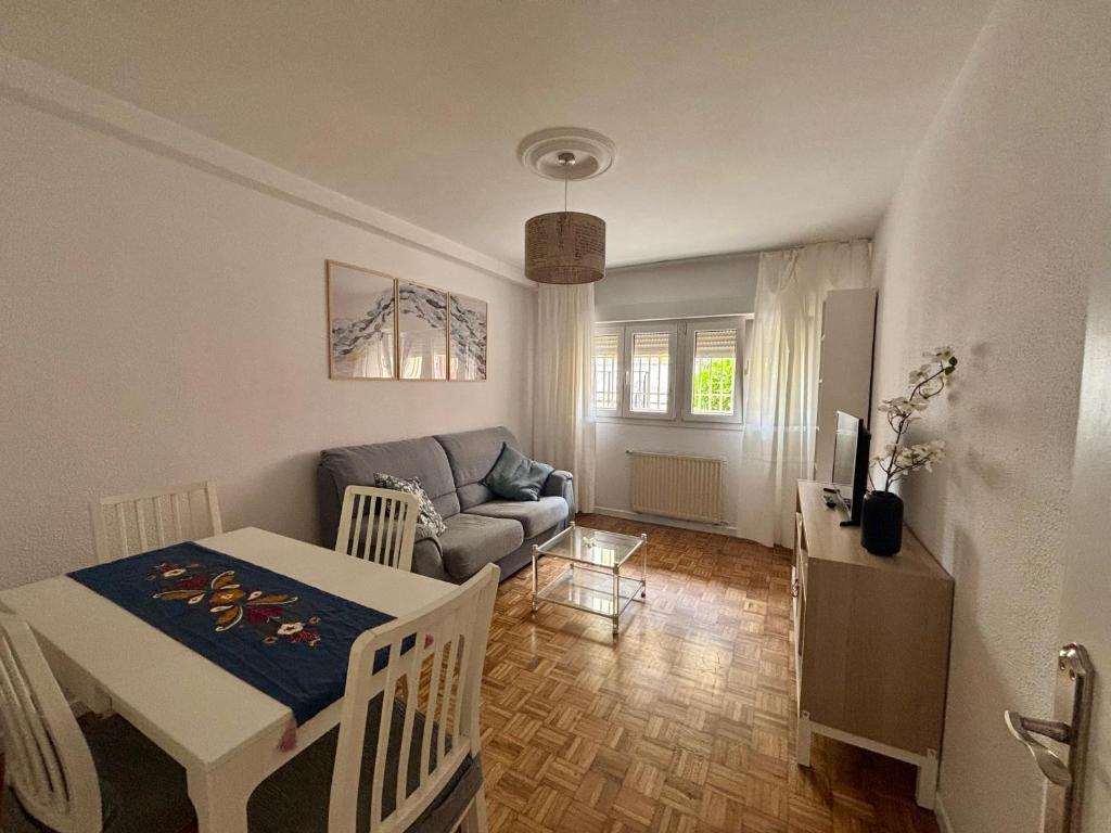 ein Wohnzimmer mit Tisch und Couch in der Unterkunft Piso en el precioso pueblo de Colunga in Colunga